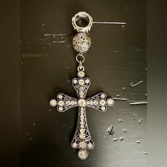 LARGE METAL, SILVER TONE CROSS PENDANT. 4 CROWN POINTS WITH RHINESTONES. - Picture 1 of 5
